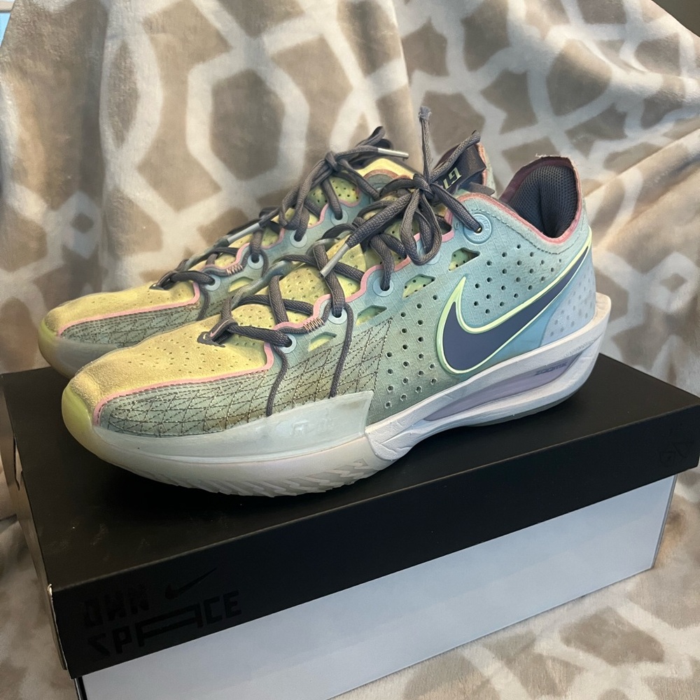 Men’s Nike size 10.5 G.T. CUT 3
GLACIER BLUE/LT ARMORY BLUE